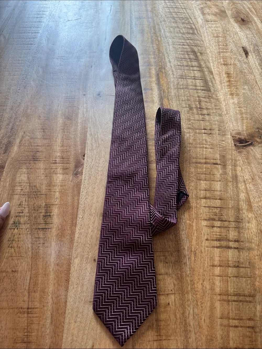 BOSS HUGO BOSS MADE IN ITALY Men's burgundy maroon red Zigzag Pattern Silk Tie